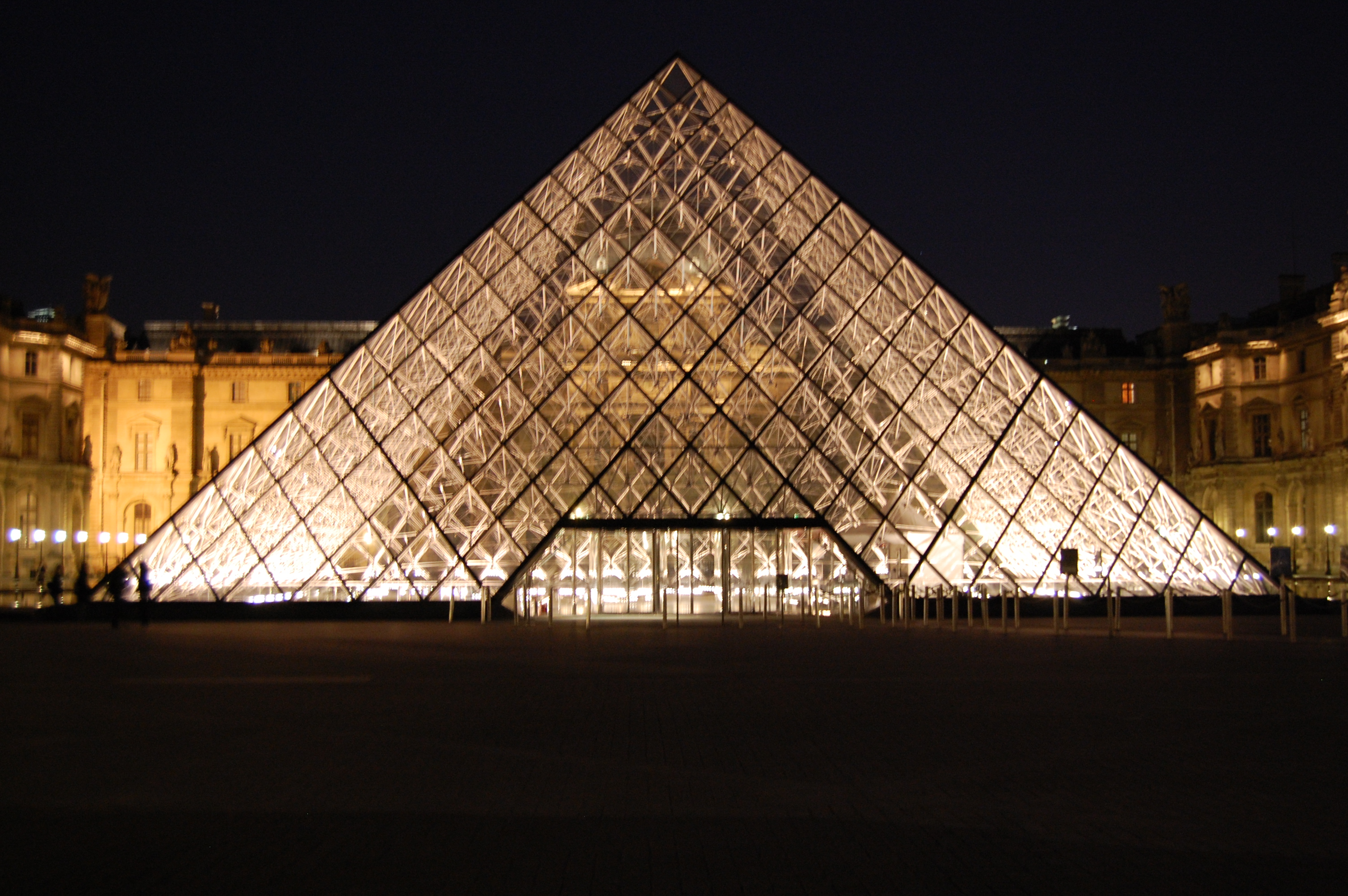 Pyramid at Louvre Museum, Paris, France без смс