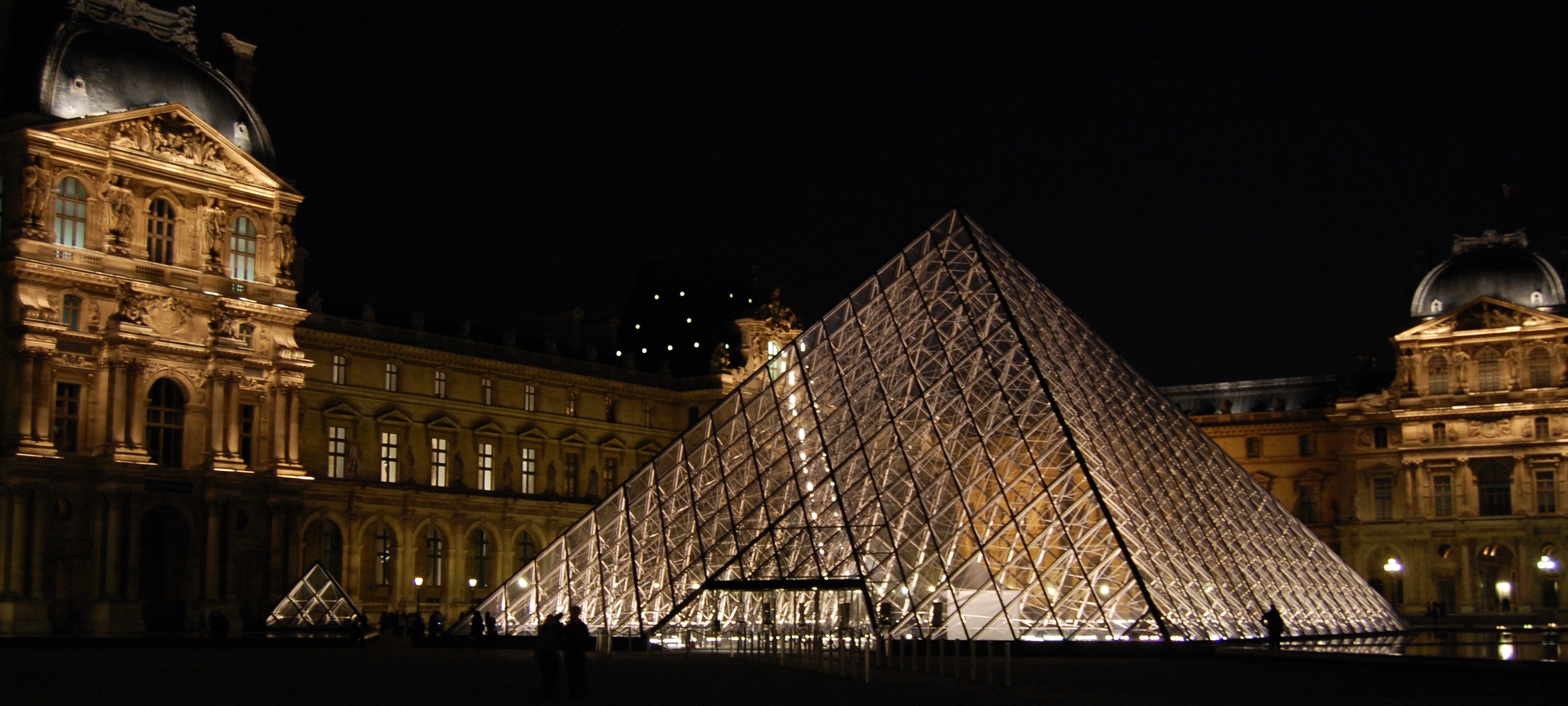 Pyramid at Louvre Museum, Paris, France бесплатно